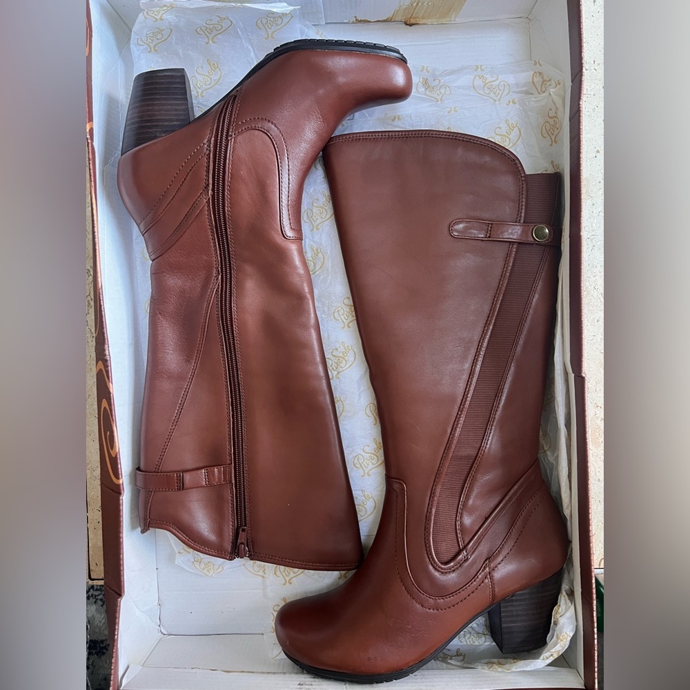 Pure Sole “Harmon” Auburn Brown Soft Leather Side Zip Knee High Boots Size 7